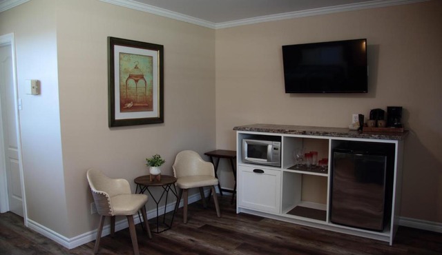 CARLETON INN & COTTAGES