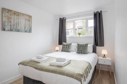 Carlile House - 5 bedroom, Sleeps 8, Free Parking, 2 bathrooms by Damask Homes