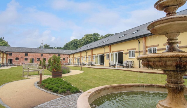 CARLISLE COTTAGE, pet friendly, luxury holiday cottage in West Felton