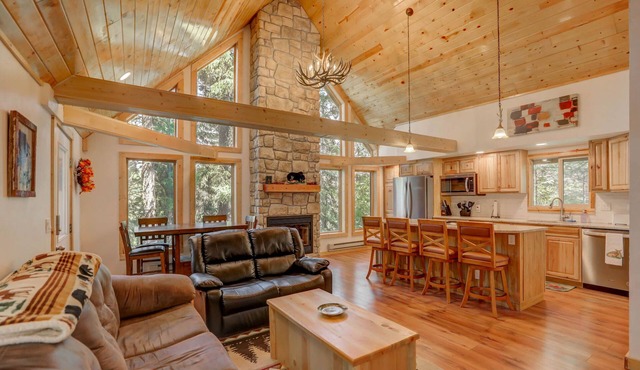 Carlson Cabin - Payette River Views and Access - Fishing - Private Wooded Setting - Pet Friendly
