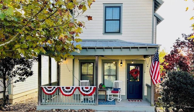 Carlton Landing Cottage w/Putting Green & Arcade Game