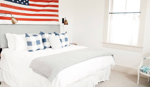 Carlton Landing! Meeting House- King bed en suite!