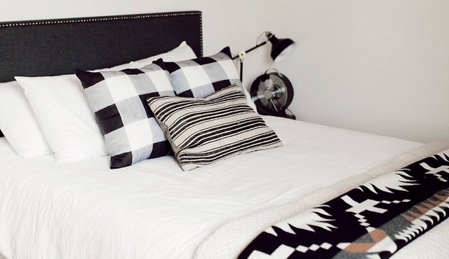 Carlton Landing! Meeting House- Cozy room with queen bed and walk in shower!