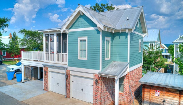 Carlton Landing! Cozy Garage Apartment close to all amenities!