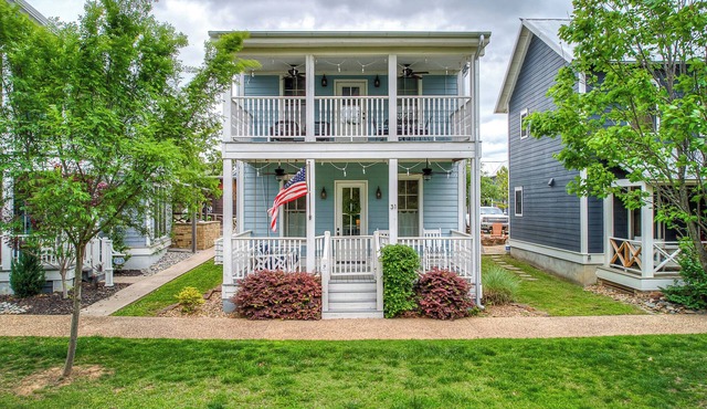 Carlton Landing! Charming Three Bedroom Cottage