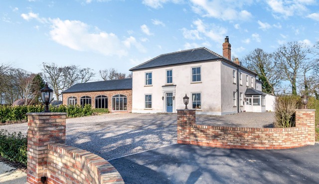 CARLTON MANOR, family friendly, luxury holiday cottage in Aldbrough