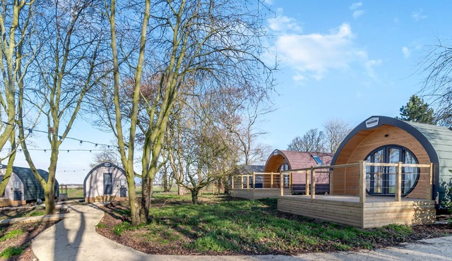 CARLTON MANOR POD 1, family friendly, with a garden in Aldbrough