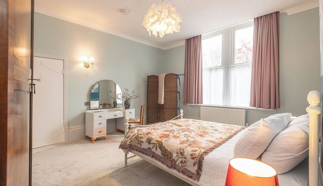 Carlton Villas: Bright 2BR Retreat with Garden