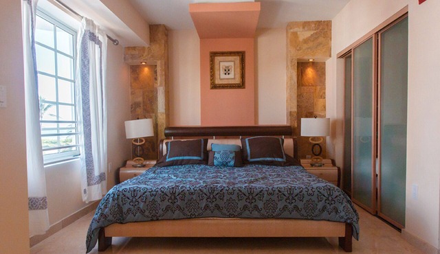 Carlyle Art Deco Residence on South Beach Ocean Drive Al Pacino would stay here!