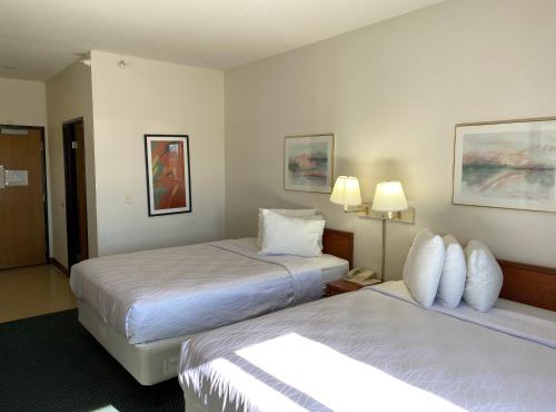 Carlyle Inn & Suites