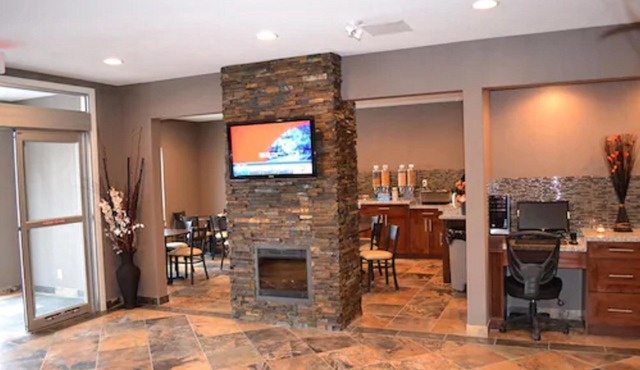 Carlyle Western Star Inn & Suites