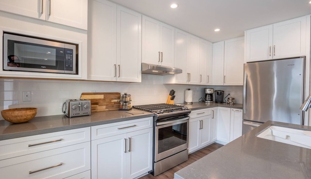 Carmel-By-The-Sea Two King Bedroom en-suite Bath Rental in Town