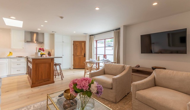 Carmel-By-The-Sea~ Corner of Mission & 7th. ~ 2 Bedroom Luxury Apartment