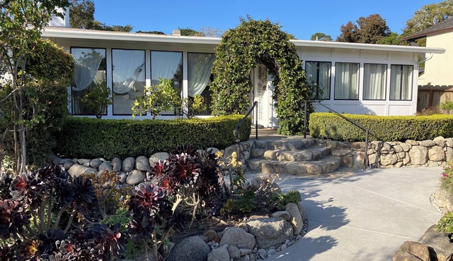 'Carmel Tranquility' 2 Beaches 6 and 9mins walk from a bright & airy beach home