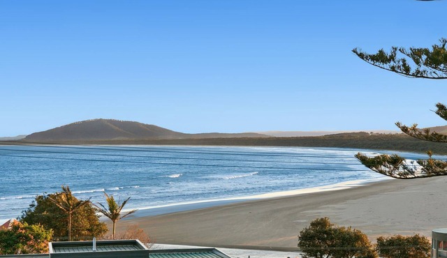 Carmelone a beautifully appointment holiday retreat in picturesque Gerroa on the South Coast of NSW.