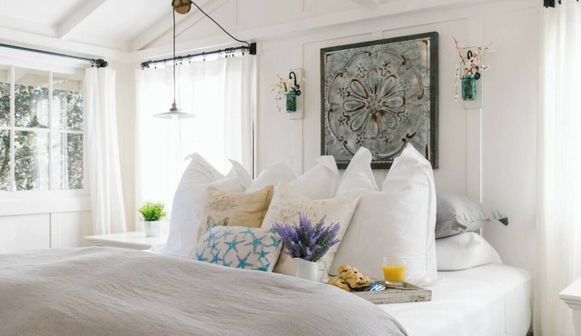 Carmel’s Most ROMANTIC Escape - Walk to Beach&Town - It's a Dream House!