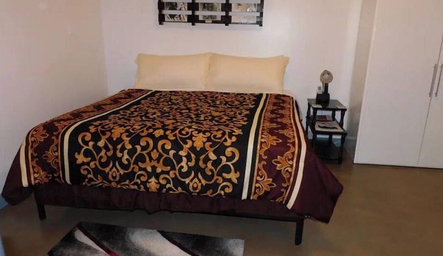 Carmen's Marfa Boutique Hotel/Elsie King Bedroom En-Suite