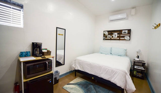 Carmen's Marfa Hotel/Armando Room 1 Queen Bed