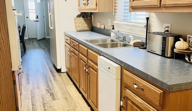 Carmi’s Casa - 3 Bedroom / 2 Bathroom Ranch