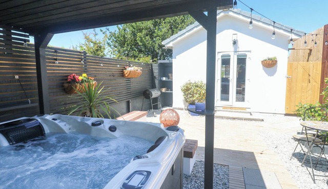 CARN BREA, pet friendly, with hot tub in Illogan