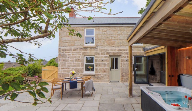 CARN HOUSE, pet friendly, character holiday cottage in Pendeen