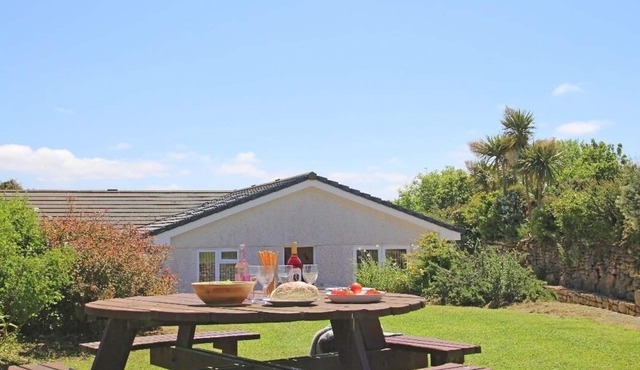 CARNE VUE, pet friendly, with a garden in Penzance