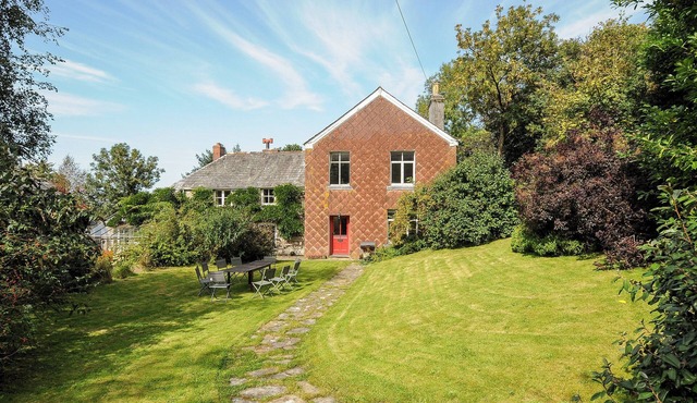 CARNEADON FARMHOUSE, pet friendly, with open fire in Launceston