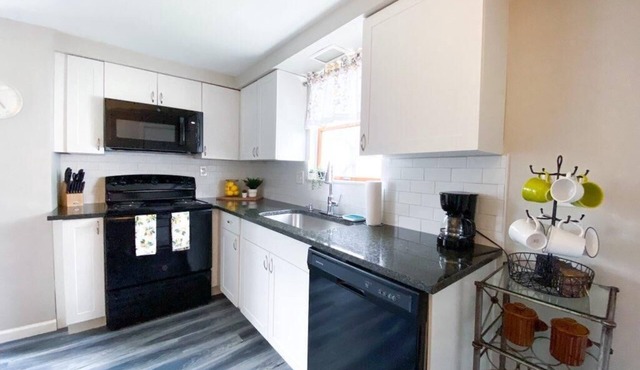 Carnegie Cottage - Close to City and Busway!