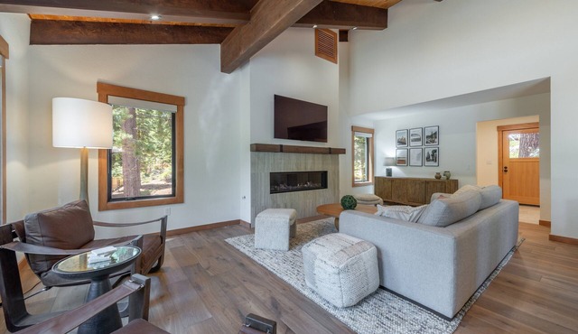 Carnelian Crest, modern 3BR cabin with hot tub - perfect Couples Retreat!