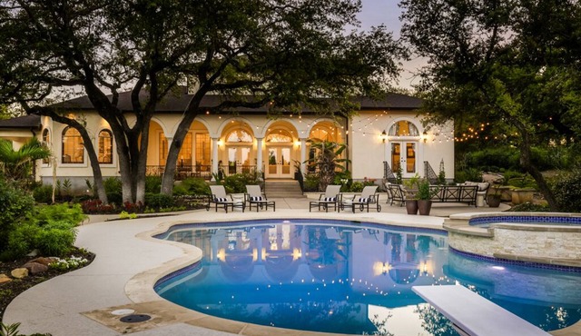 Carnley House: 4000 sq ft. Huge Pool with Amazing Outdoor Space!