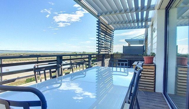 Carnon: Spacious 1BR with balcony, AC, garage