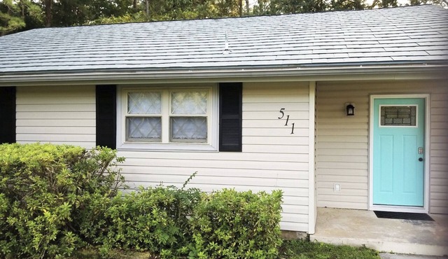 Carolina Cottage (Close to shopping, restaurants and area military bases)
