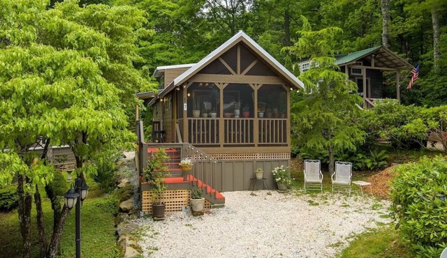 Carolina Cozy: Easy Walk to Main Street | Adorable Tiny Home w/Screened Porch