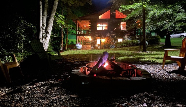 Carolina CREEKSIDE Cabin - Fire Pit & HOT TUB on the Creek - Easy Access