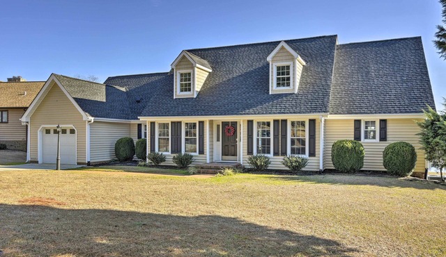 Carolina Lakes Family Home w/Pool, Kayaks & Dock!