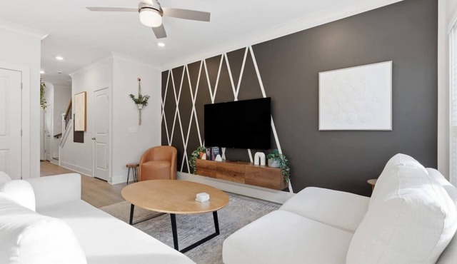Carolina Modern| Luxe 3BR | Sleeps 10 | 2 Min DT