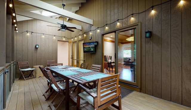 Carolina Square: In Town Apartment w/Balconies & Private Screened Porch