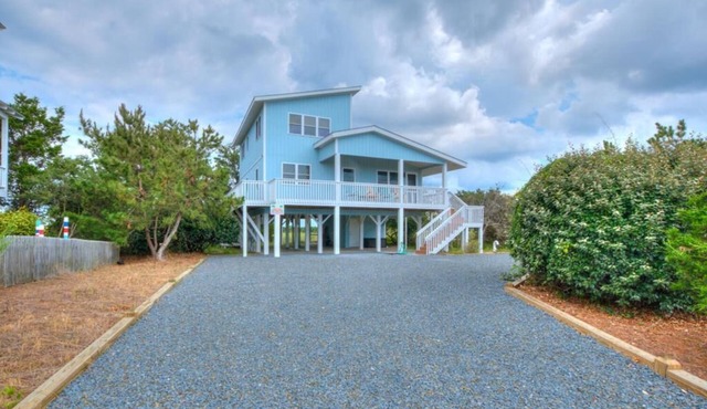 Carolina Sunshine: Spacious 4BR oceanview home on Holden Beach, perfect for family getaways!