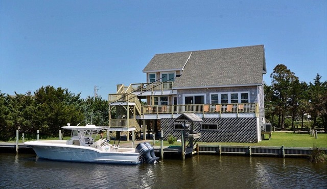 Carolina Winds: Dog friendly, hot tub, dock, access to Pamlico Sound.