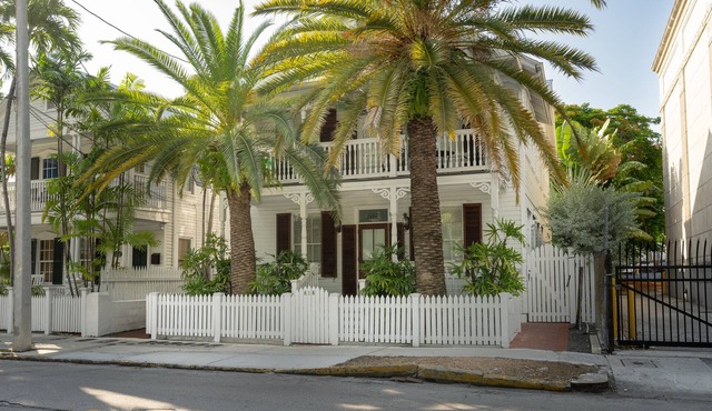 Caroline On My Mind, Newly Decorated 2 bdrm, 2 bath, Light, Bright and Airy!