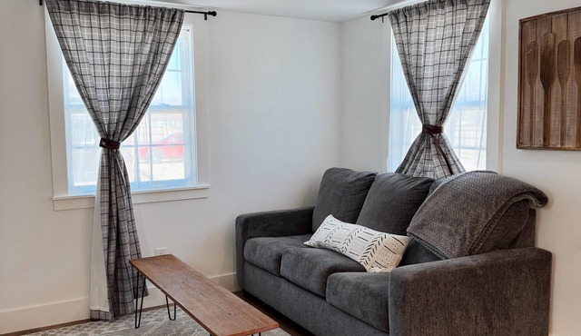 Carolyn - Fully Furnished 6 Person Cottage for short or mid-term stays