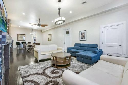 Carondelet Street Penthouse Close to City Attractions