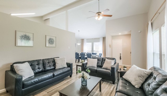 Carousel is a spacious, pet-friendly stay near Memorial City Mall and CityCentre, sleeping 12—ideal for families, groups, and work trips. Enjoy free WiFi, a washer/dryer, and a fully fenced yard for relaxing. Fully equipped and exceptionally clean.