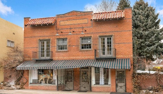 Carousel One - 720 sf in a proven location with a proven host