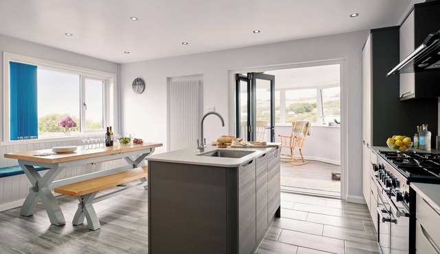 CAROUSEL, pet friendly, country holiday cottage in Broad Haven