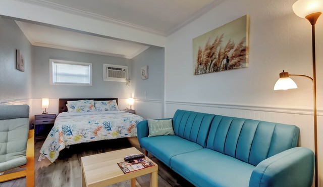 CAROUSEL SUITES STUDIO #1 VACATION JUST STEPS FROM THE BEACH - NEWLY RENOVATED