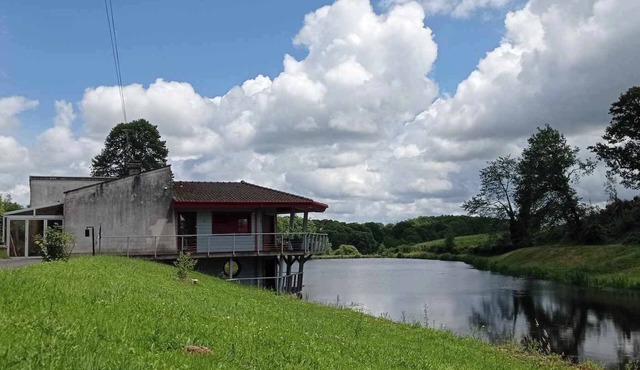 Carp fishing lodge in an idyllic green setting!