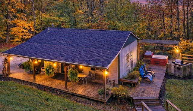 Carp's Cabin: 2 bedroom budget-friendly, modern farmhouse w/hot tub, NO WIFI