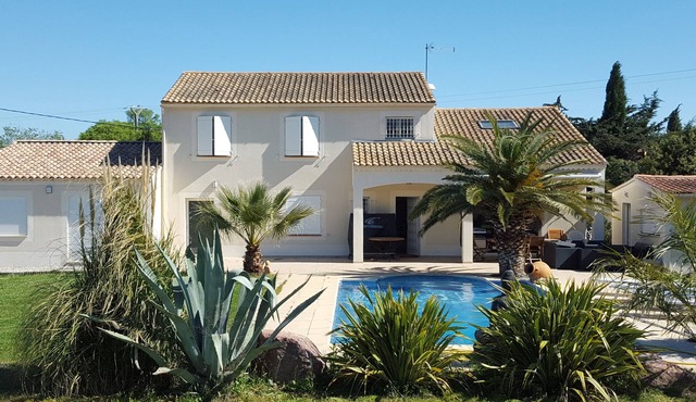 Carpe Diem apartment in a property surrounded by vineyards.