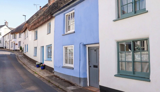 CARPENTER'S COTTAGE, pet friendly, with open fire in Hatherleigh